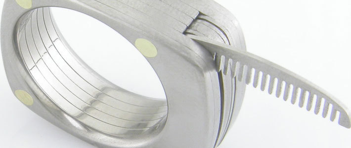 Дизайнер создал «швейцарский» нож-кольцо с расческой для бровей