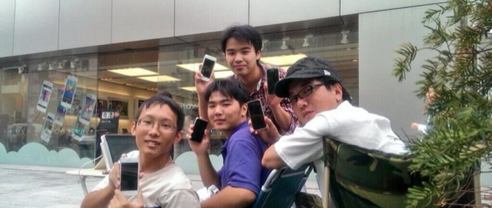 Японцы выстраиваются в очереди за новыми iPhone
