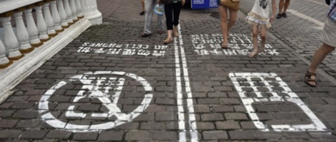 В Китае появился тротуар для зависимых от смартфона пешеходов