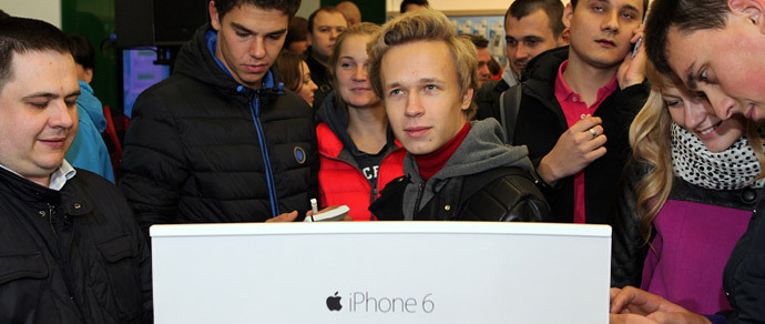 За три дня в России продали до 100 тысяч iPhone 6 и iPhone 6 Plus
