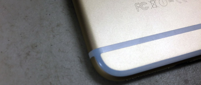 Покупатели iPhone 6 снова жалуются: джинсы пачкают смартфон