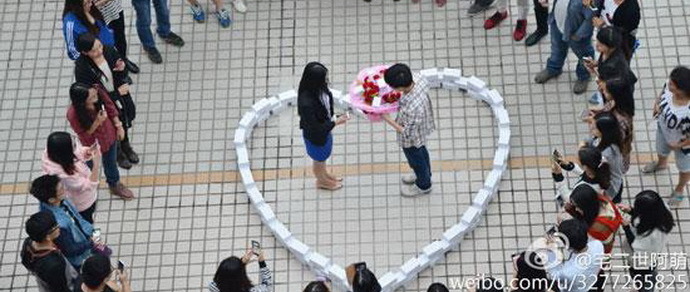 Китайский программист сделал девушке предложение с помощью 99 смартфонов iPhone 6