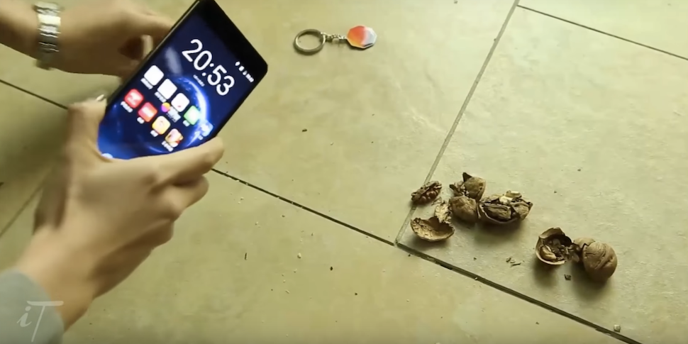 Видеофакт: китайцы колют орехи смартфоном Nokia 6