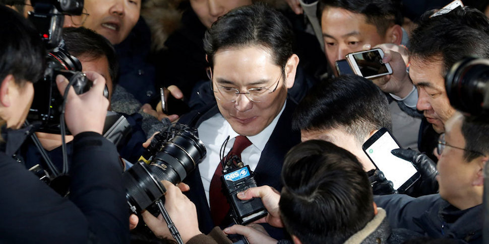 Глава Samsung арестован по подозрению в коррупции