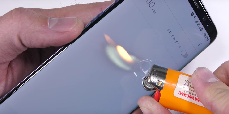Galaxy S8 проверили на устойчивость к царапинам, огню и сгибанию