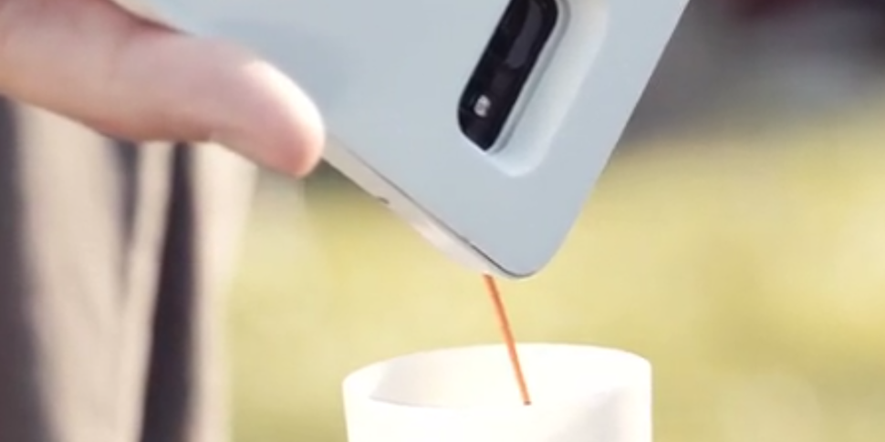 Для смартфона придумали чехол, который делает кофе