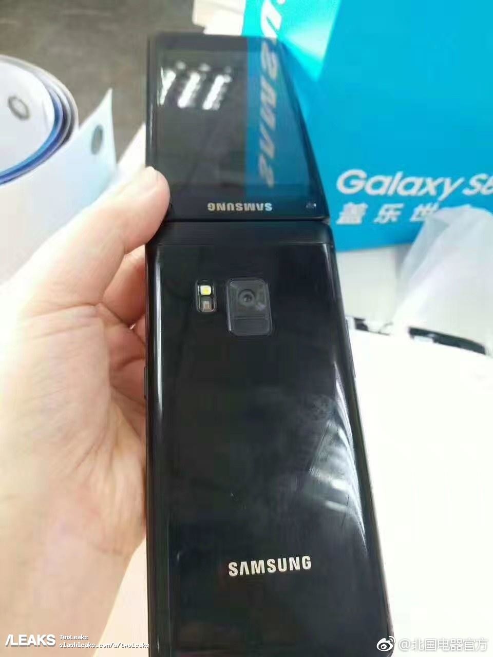 Появились фотографии смартфона-раскладушки Samsung