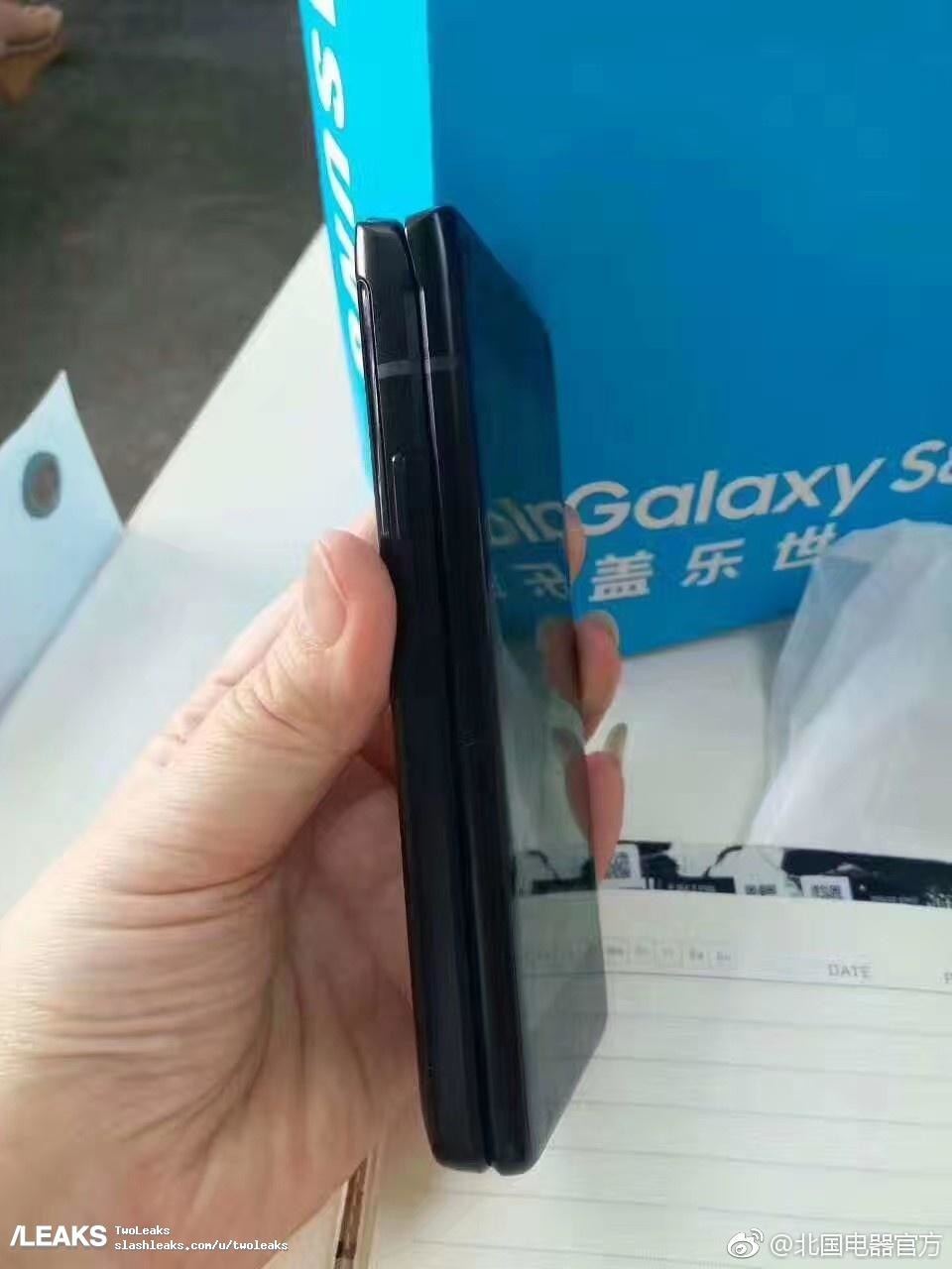 Появились фотографии смартфона-раскладушки Samsung