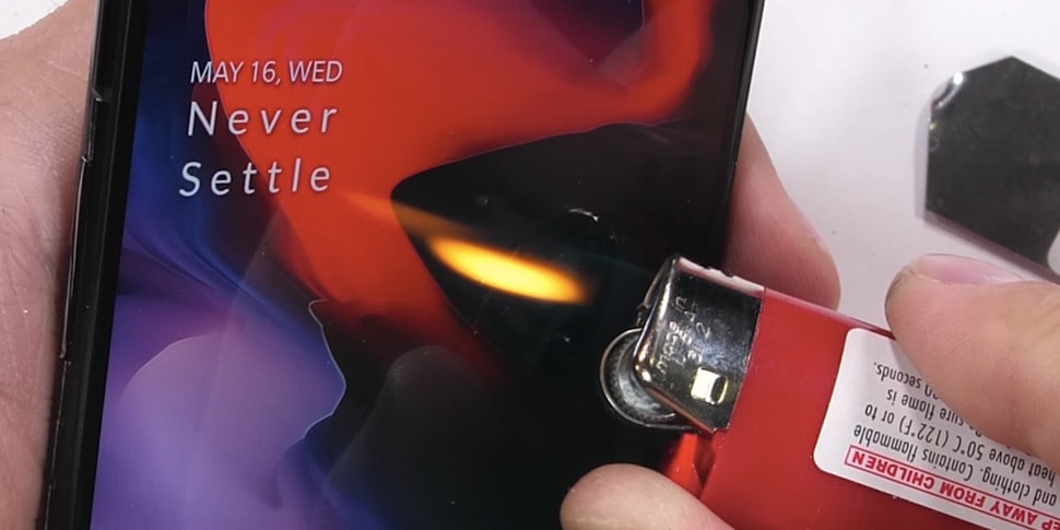 <div>                                 OnePlus 6 попытались согнуть, поцарапать и сжечь                            </div>