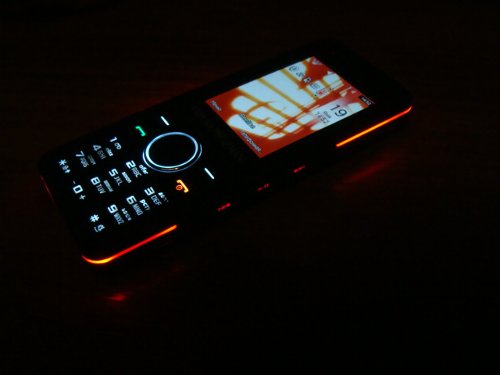 Samsung M7500 Emporio ARMANI Night Effect для молодых и стильных – имидж ночью и днём!