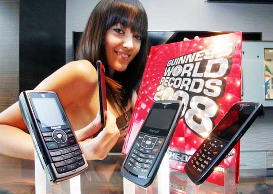Нова три телефон. Большой телефон реклама. Samsung Anycall. Три телефона. Специалист по телефонам самсунг.