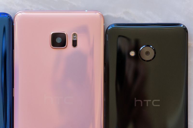 Новый флагман HTC получил продвинутый AI и дополнительный экран