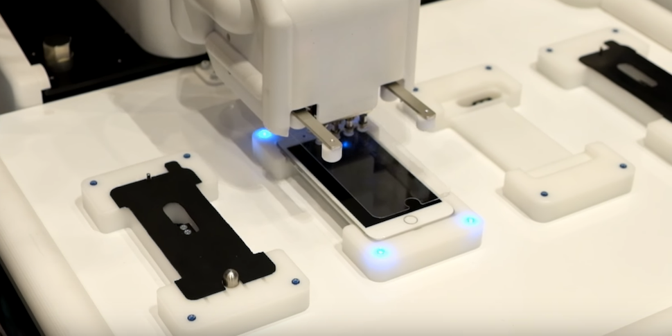 Японцы придумали робота для нанесения пленки на экран iPhone