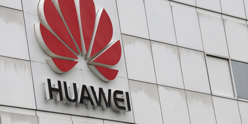 Huawei назвала смартфон Mate 10 серьезным конкурентом iPhone 8