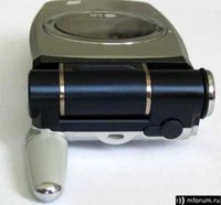 Сверху у G7100 разместилось ушко для шнурка и разъем для гарнитуры. Все перечисленные аксессуары прилагаются в стандартной комплектации.