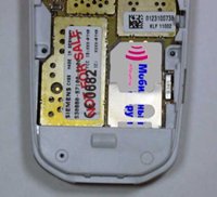 SIM-карта вставляется просто, а вынимается не очень: приходится выгибать симку с тем, чтобы подцепить ее.