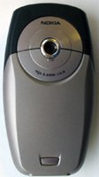 Nokia 6600 - вид сзади. Отверстие для полифонического динамика находится в верхней части тыльной стороны, справа от камеры. Надо сказать, что громкостью рингтоны, особенно загруженные, не отличаются.